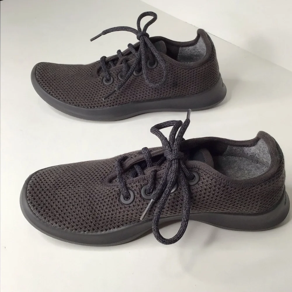 Allbirds Tree Runner in Charcoal Size 6.